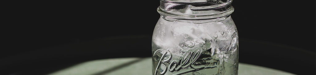 Verre d'eau pour souligner l'importance d'une bonne hydratation pour le corps humain.