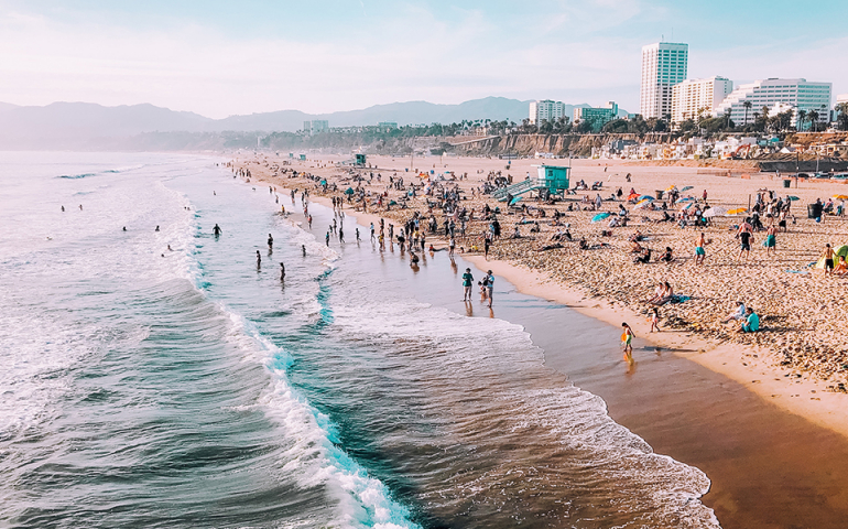 La mer, la plage et les parasols sont le signe des vacances et des voyages.