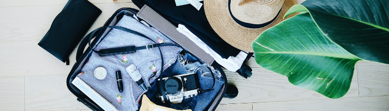 Valise avec les essentiels pour un voyage vers une destination ensoleillée.